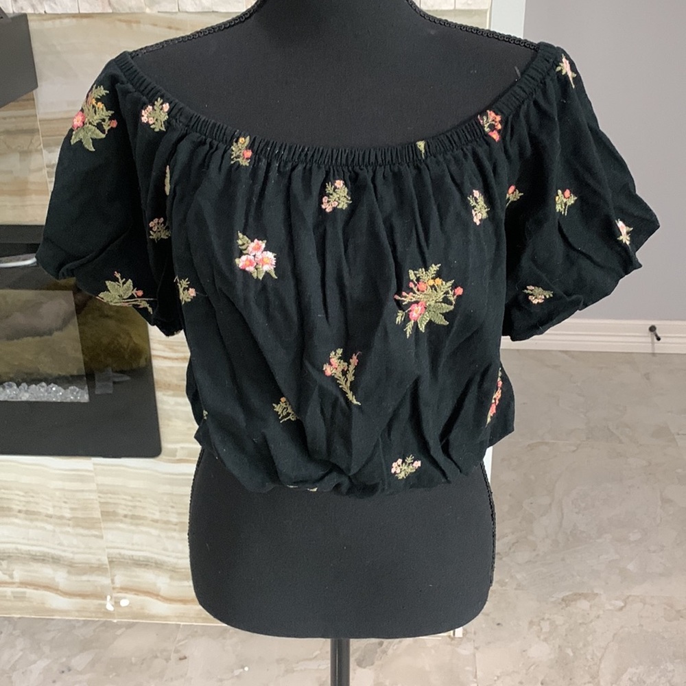 Womenโs American Outfitters Black Crop Top.โ Size M (195)
